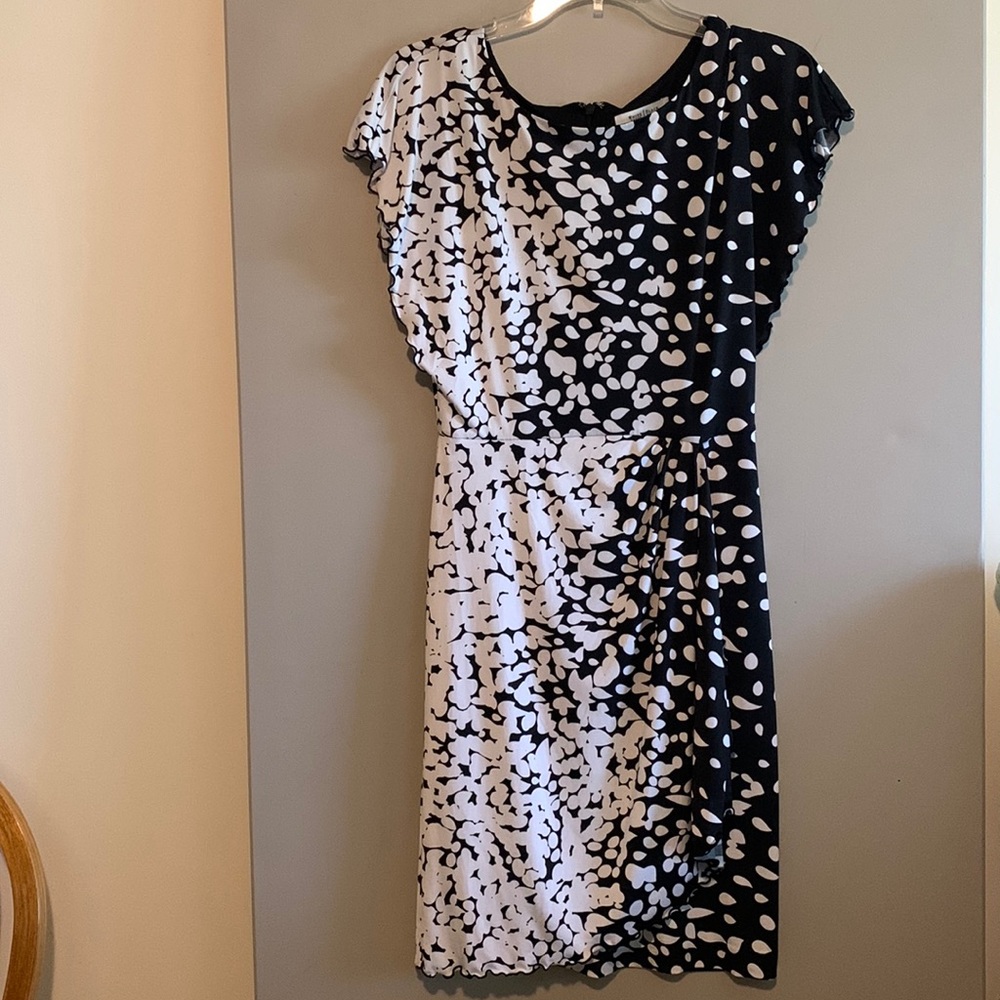 Whit House Black Market Flutter Sleeve Dress